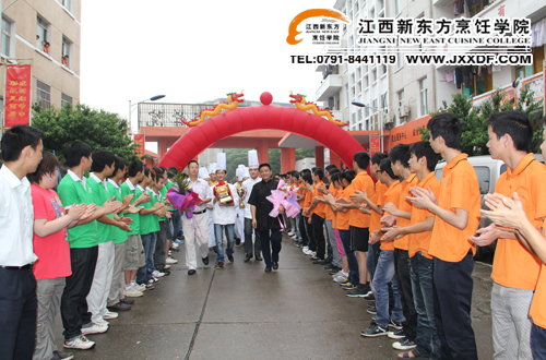<a href=http://www.jxxdf.com target=_blank class=infotextkey>¶ѧԺ</a>ȫʦһӭѡض~1.jpg