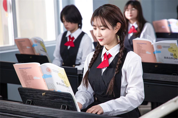 <a href=http://www.jxxdf.com target=_blank class=infotextkey>江西新东方烹饪学校</a>.jpg