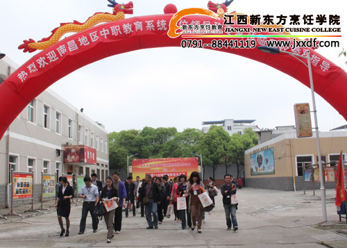 ϲʮְҵԺУĽ쵼ʦι<a href=http://www.jxxdf.com target=_blank class=infotextkey>¶ѧԺ</a>~~.jpg