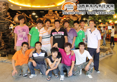 <a href=http://www.jxxdf.com target=_blank class=infotextkey>¶ѧԺ</a>ͬѧþ԰̬ƵӰ~.jpg