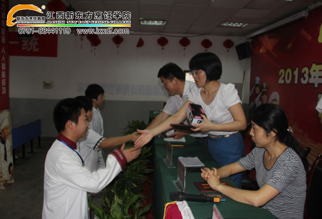 <a href=http://www.jxxdf.com target=_blank class=infotextkey>¶ѧԺ</a>ΪȽͬѧ佱.jpg