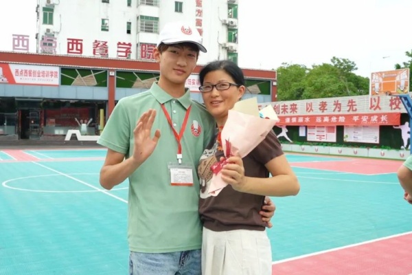 <a href=http://www.jxxdf.com target=_blank class=infotextkey>¶ѧУ</a>jpg