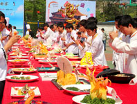 ѧ��չ̨�����ڶ�ͬѧ���չۿ�